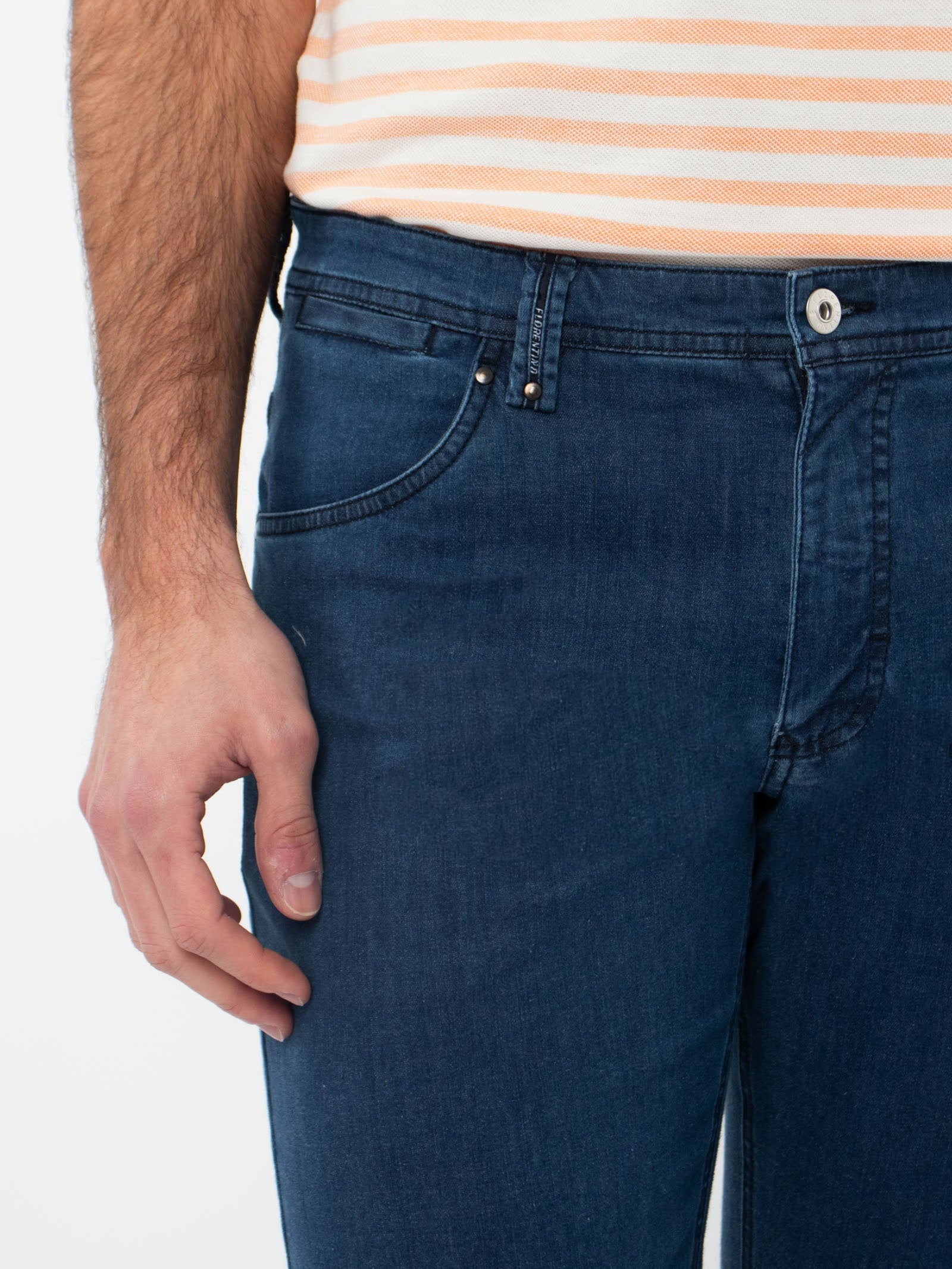Slim fit jeans with bleach wash