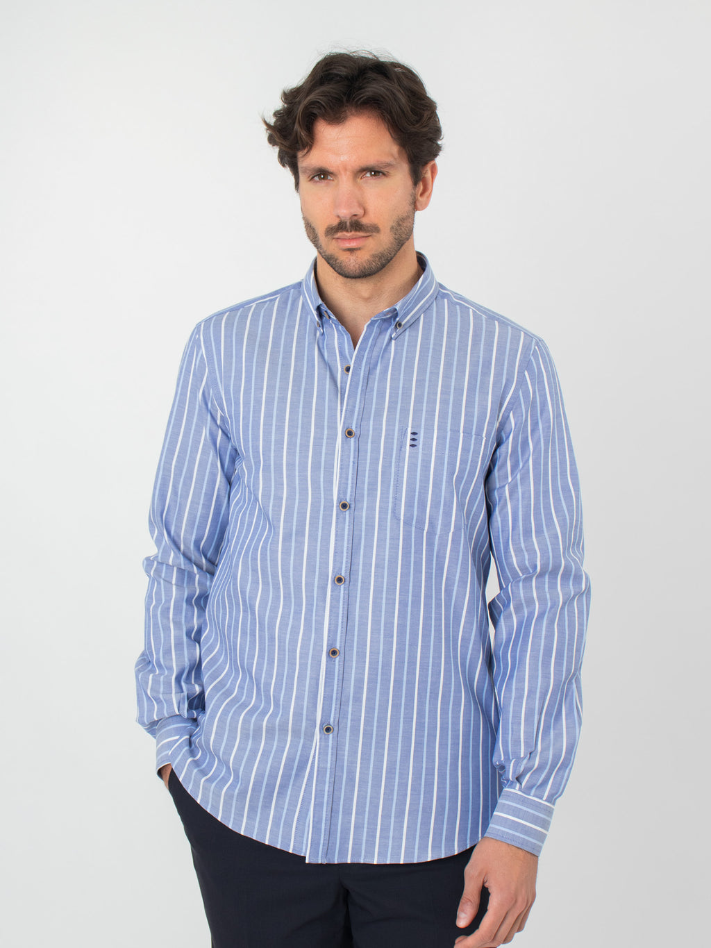 Camisa slim fit de rayas con bolsillo