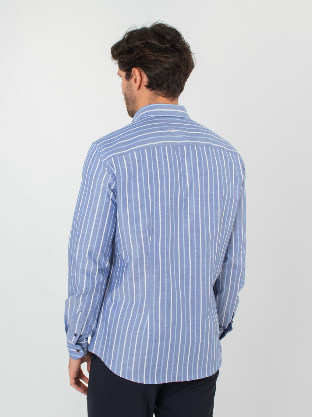 Camisa slim fit de rayas con bolsillo
