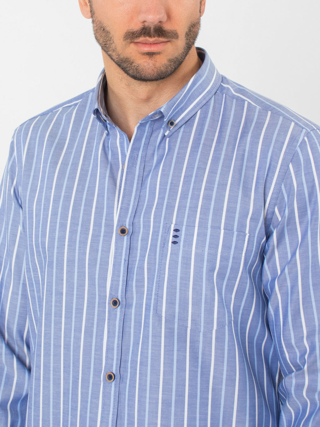 Camisa slim fit de rayas con bolsillo