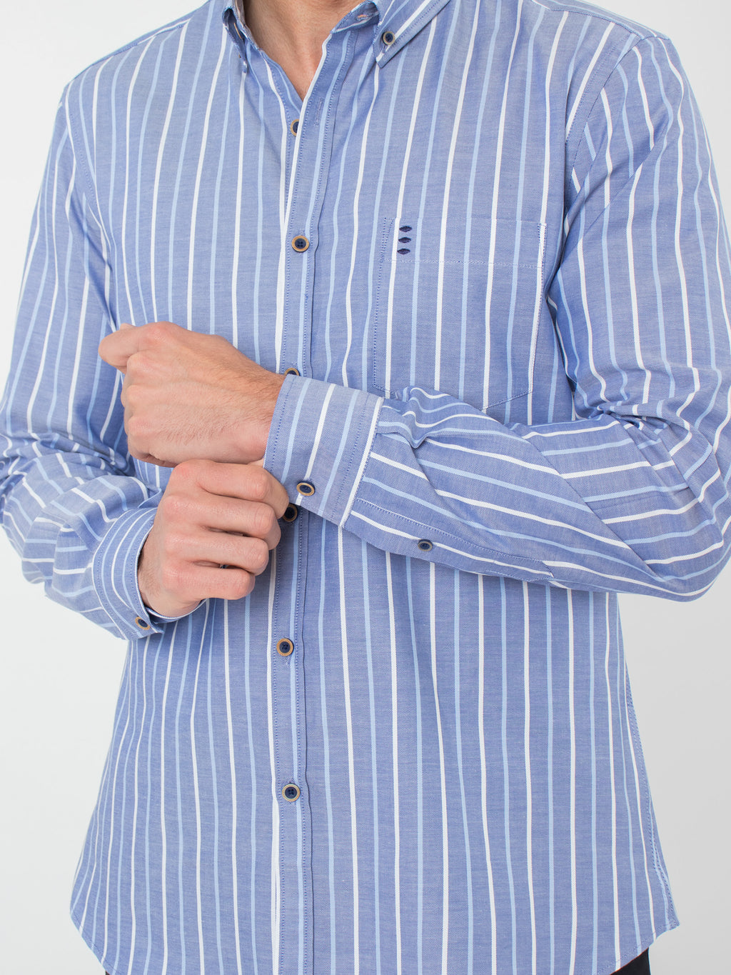 Camisa slim fit de rayas con bolsillo
