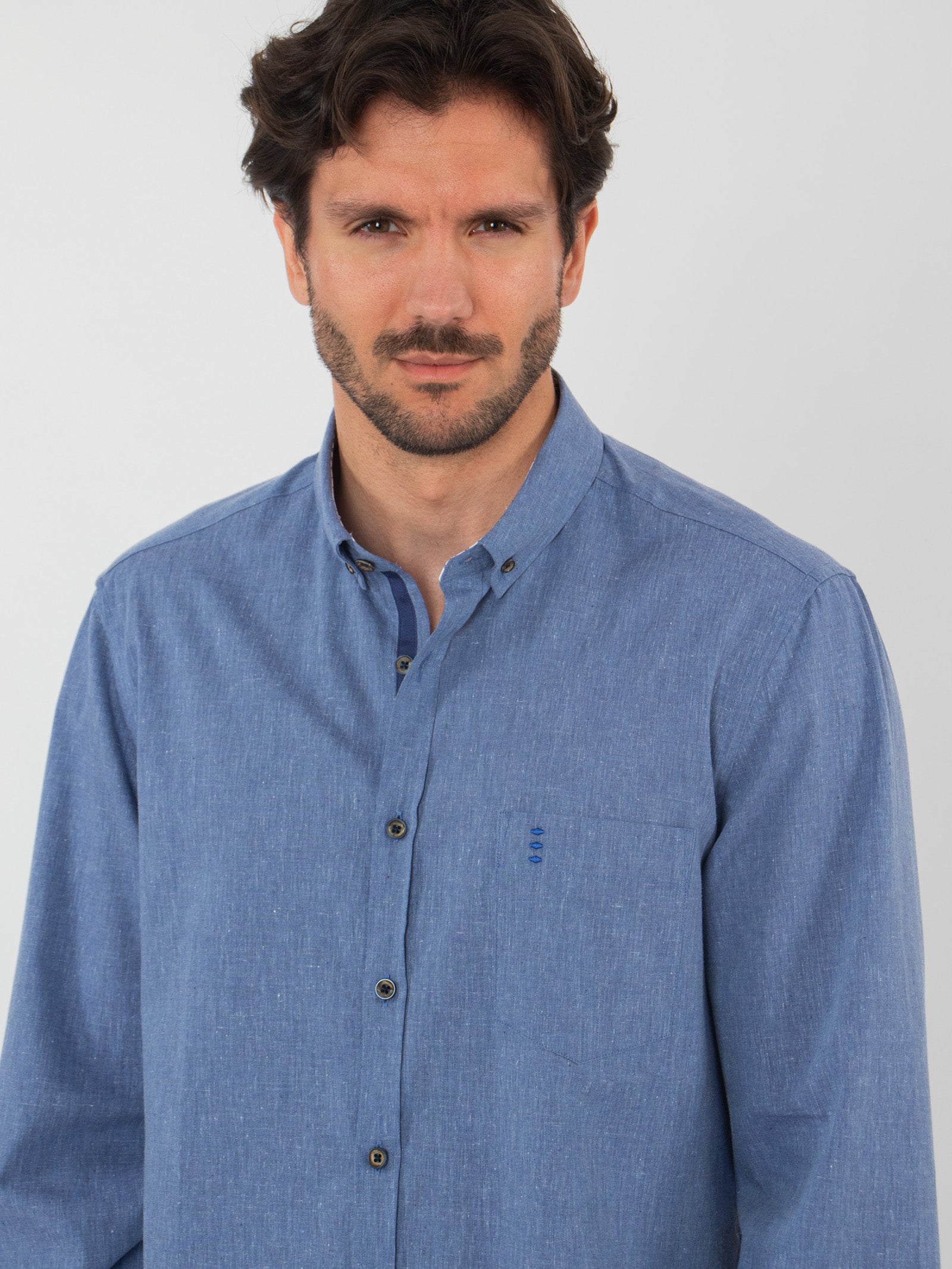 Regular fit shirt with details