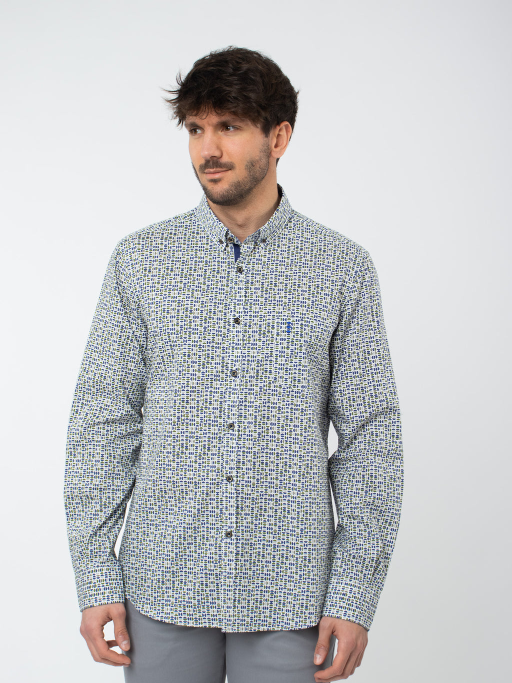 Camisa estampada regular fit detalles