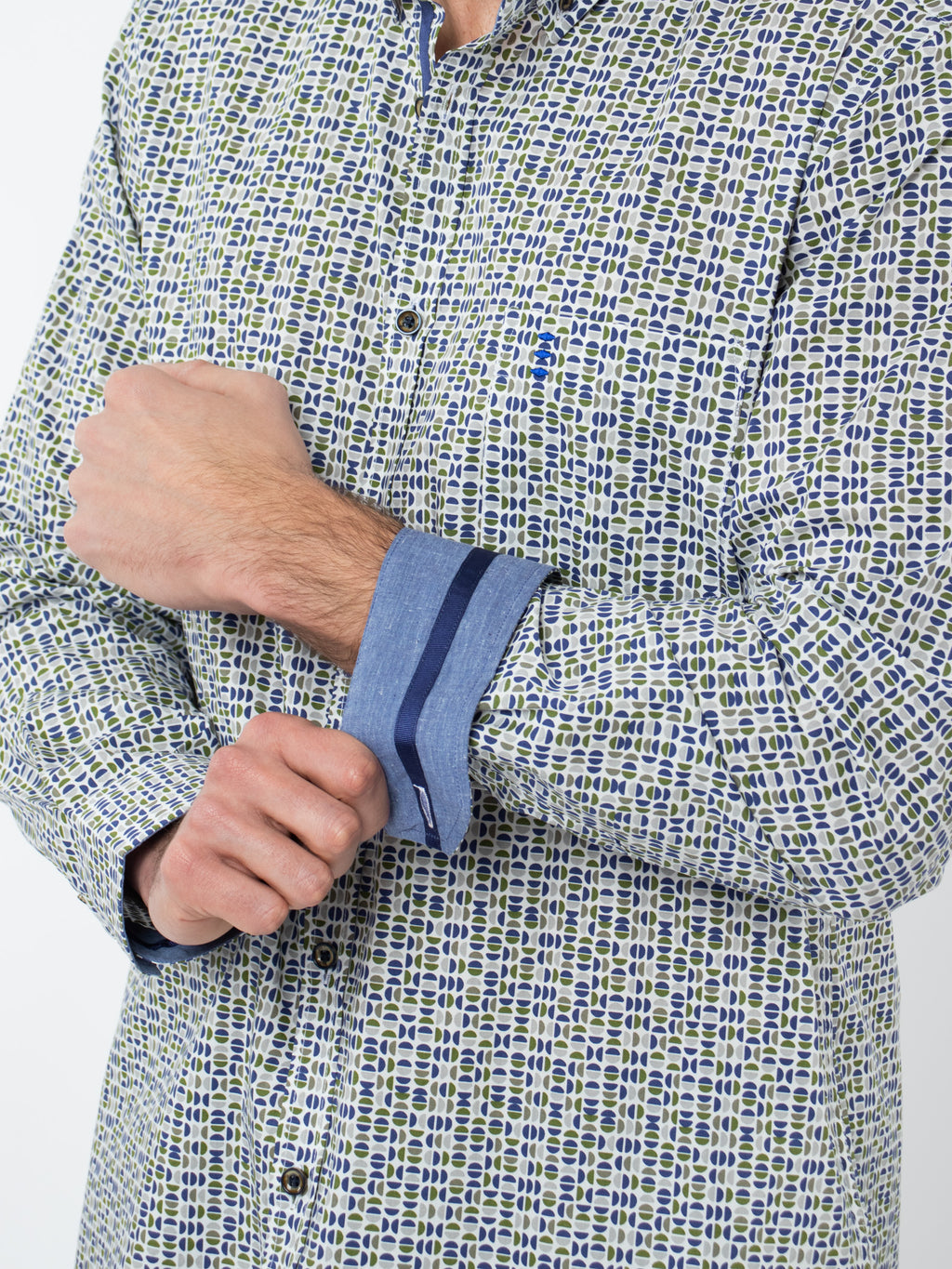 Camisa estampada regular fit detalles