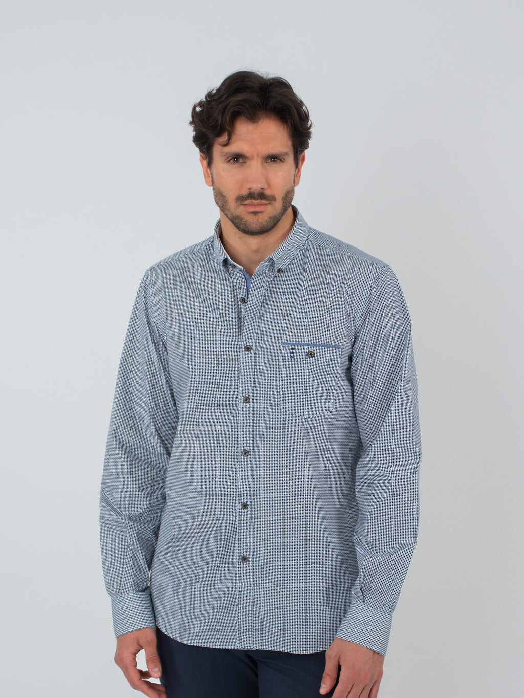 Camisa estampada slim fit detalles