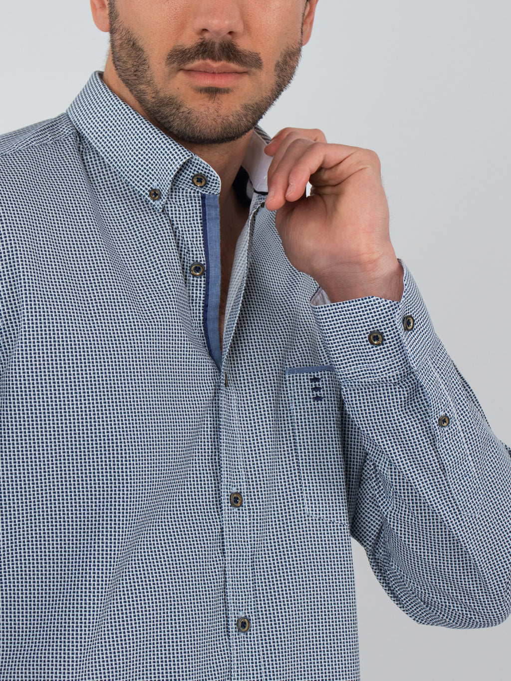 Camisa estampada slim fit detalles