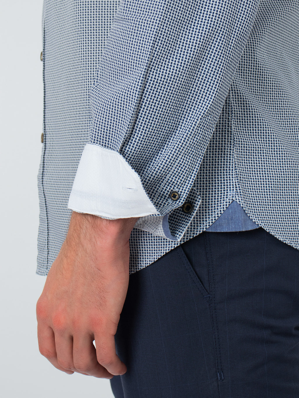 Camisa estampada slim fit detalles