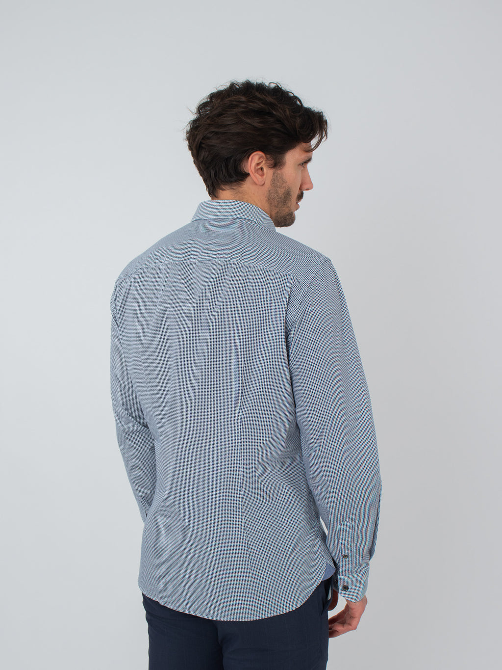 Camisa estampada slim fit detalles