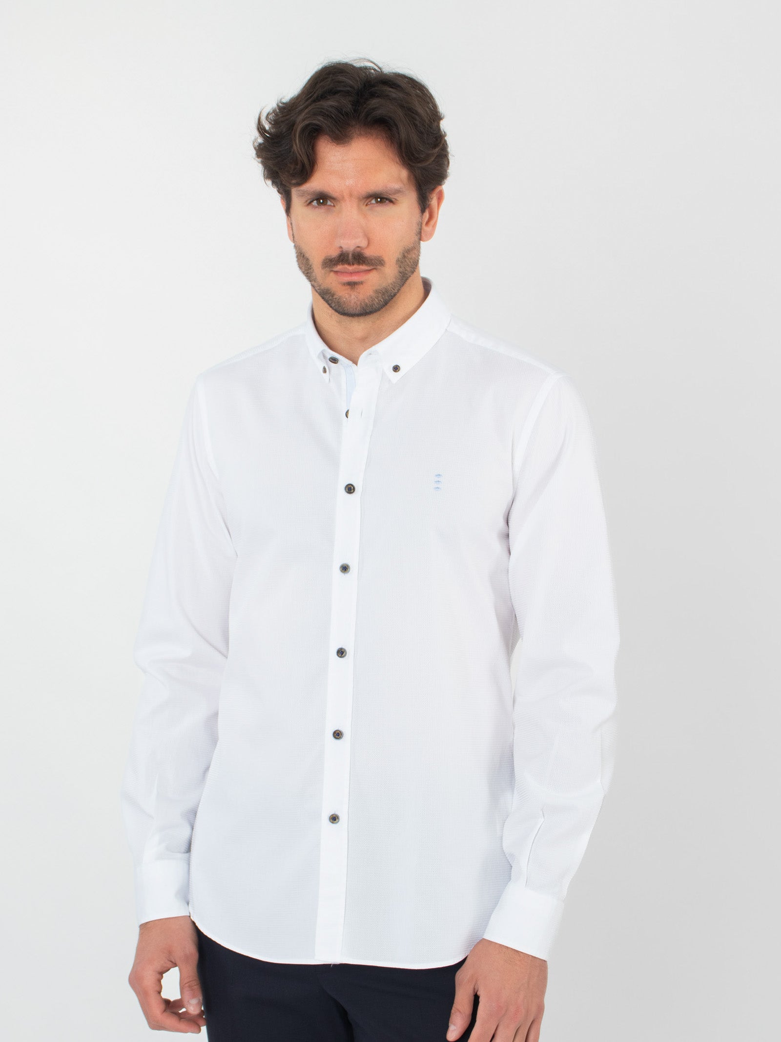 Slim fit shirt with contrast details