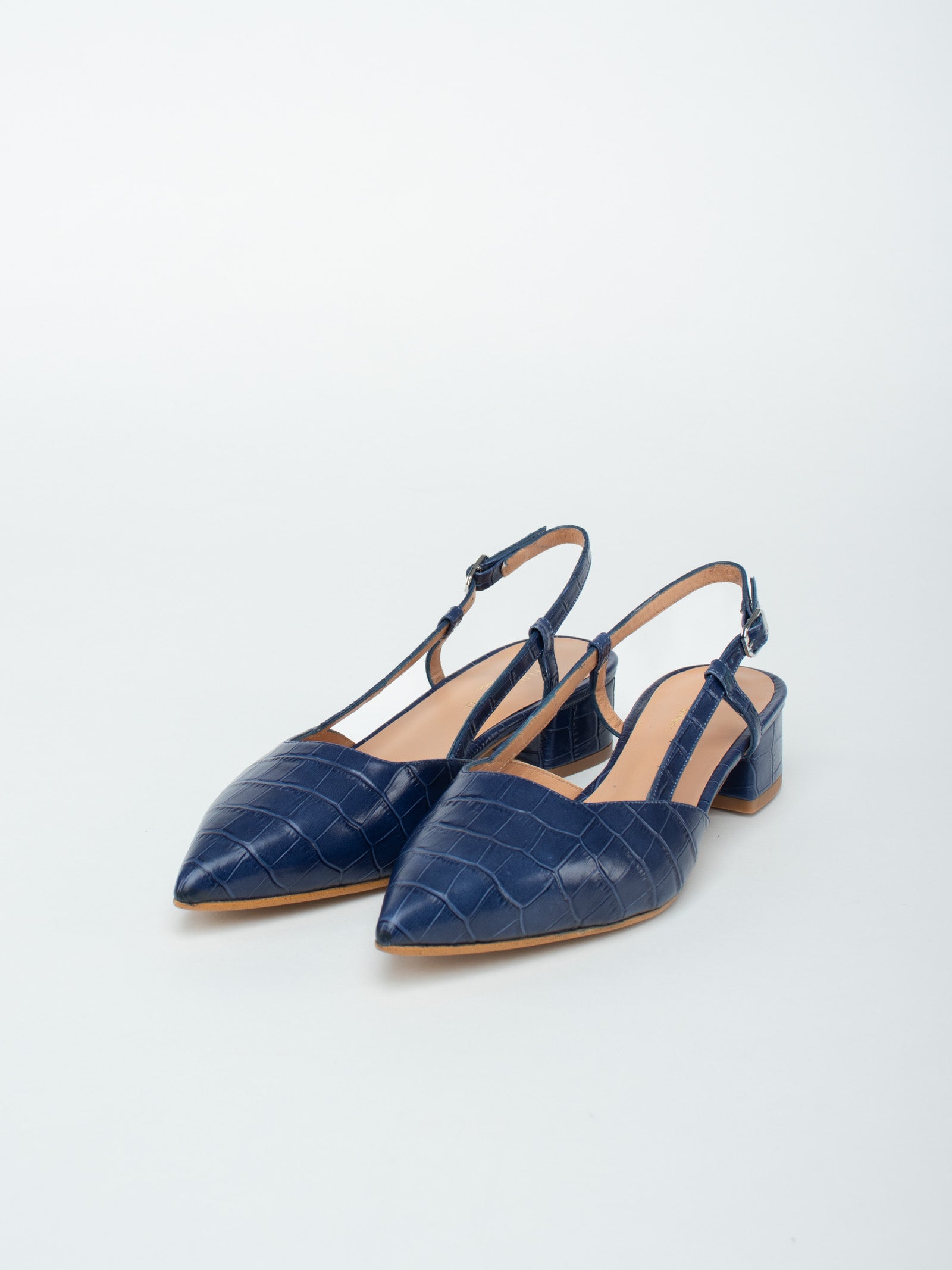 Wide-heeled shoes