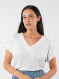 Camiseta pico con detalles