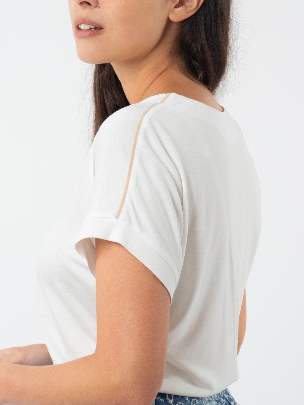 Camiseta pico con detalles