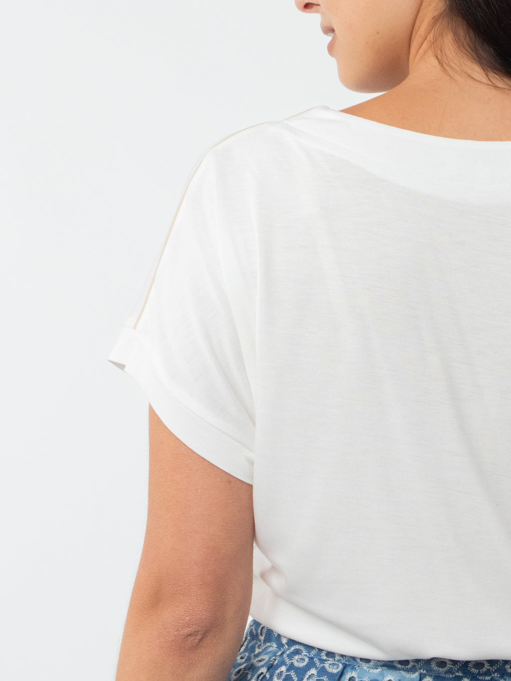 Camiseta pico con detalles