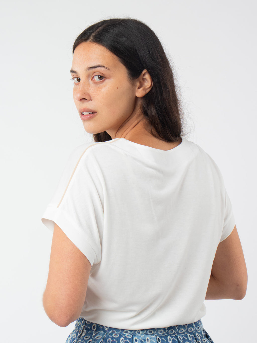 Camiseta pico con detalles